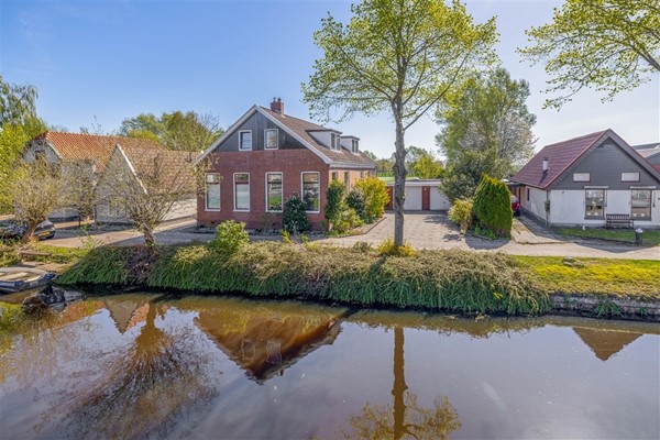 Te koop: Heerlijk wonen aan 'Landskant' met vrij zicht over de landerijen en over het Oosterdiep !